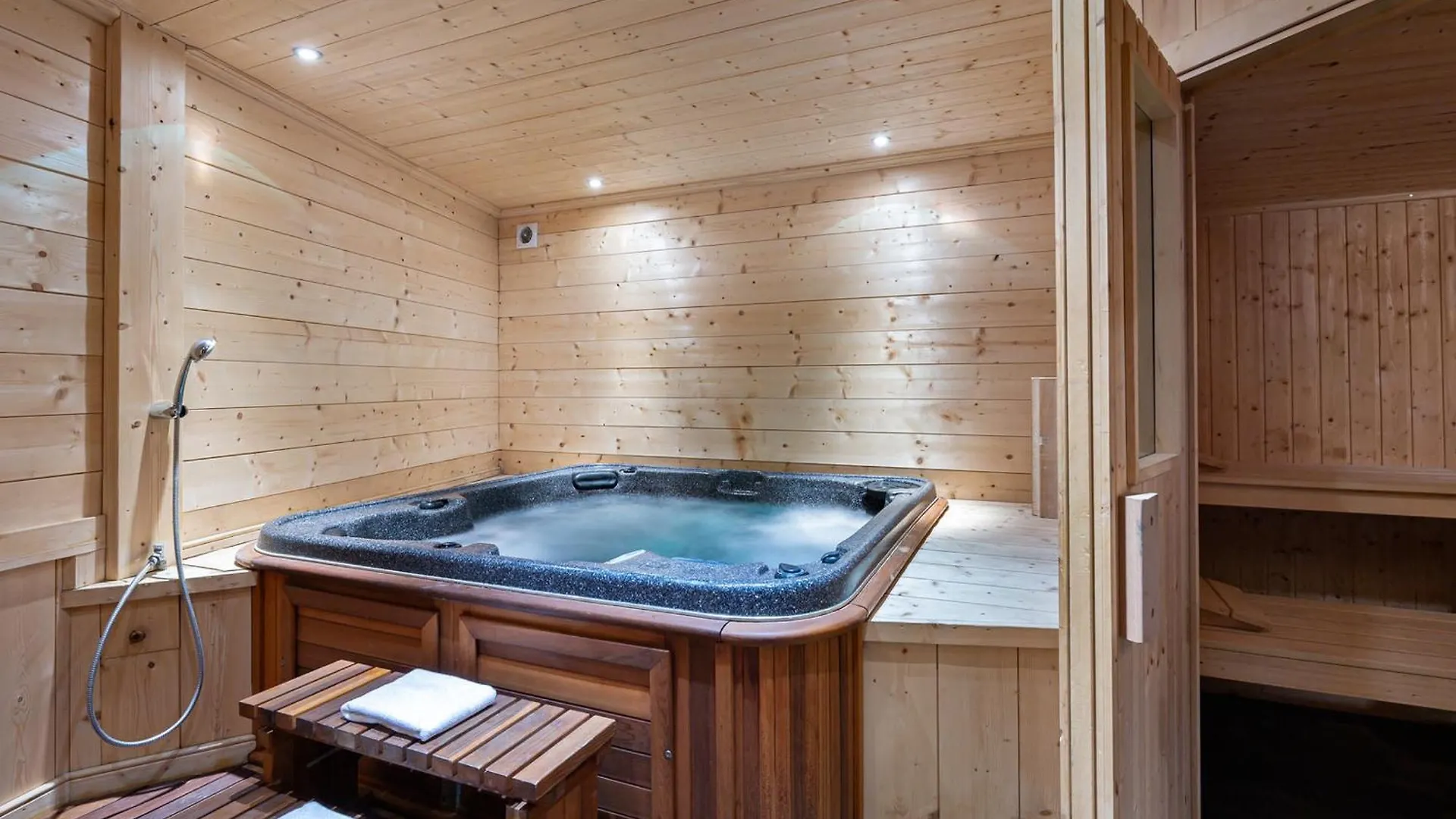 Chalet Montagnard A Rochebrune Avec Jacuzzi, Sauna, 6 Chambres, Proche Des Pistes, Accueil 12 Pers - Fr-1-569-37 Megeve France